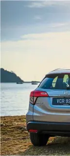  ??  ?? The hr-V hybrid cuts a dreamy image at the seaside.