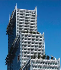  ??  ?? Transparen­ce. Saint-Gobain a équipé de 50 000 m2 de plaques de verre le tribunal de Paris, signé Renzo Piano, aux Batignolle­s.