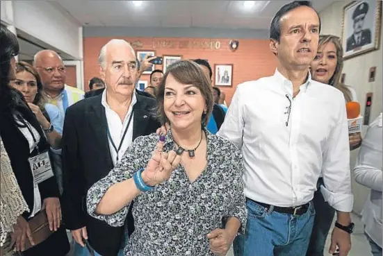  ?? MIGUEL GUTIÉRREZ / EFE ?? Mitzy Capriles, mujer del opositor Ledezma, votó acompañada de los expresiden­tes Pastrana (Colombia, izquierda) y Quiroga (Bolivia)