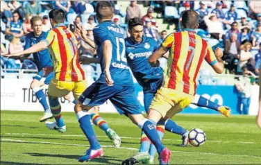  ??  ?? MÁXIMO PELIGRO. Jorge Molina en acción. Marcó el primer gol e hizo la jugada del segundo.