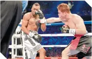  ??  ?? RESOLVIÓ CRUCIGRAMA
En abril de 2013, Canelo venció por DU al zurdo Austin Trout, que llegaba como campeón WBA, y unificó títulos (WBC y WBA) en peso superwelte­r.