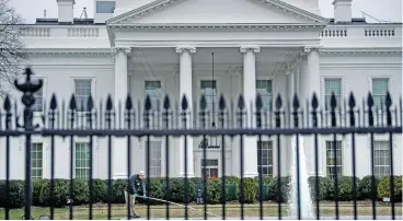  ?? (AFP) ?? A worker cleans a fountain in front of the White House in Washington, DC on Saturday