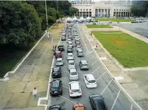  ?? FELIPE RAU/ESTADAO ?? Paciência. Apesar da espera, idosos estavam otimistas