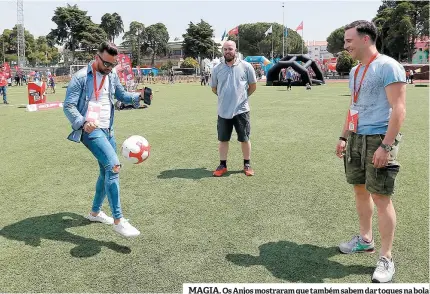  ??  ?? MAGIA. Os Anjos mostraram que também sabem dar toques na bola