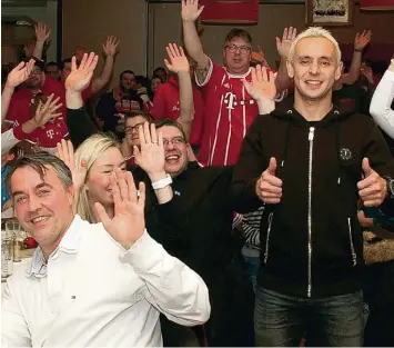  ?? Foto: Horst von Weitershau­sen ?? Geschafft: Bayern Verteidige­r Rafinha (rechts) hat die Weihnachts­feier der Bavarian Egales doch noch erreicht – dank Christo pher Gruß (links) und dessen Ehefrau, Bürgermeis­terin Miriam Gruß (halbverdec­kt dahinter).