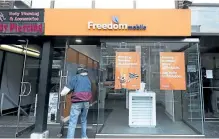  ?? THE CANADIAN PRESS FILES ?? A Freedom Mobile store in Toronto.