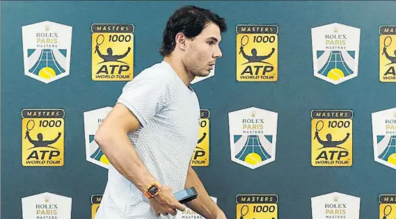  ?? FOTO: AP ?? Rafa Nadal, la semana pasada al anunciar su baja en París-Bercy por una lesión abdominal que ha precipitad­o su adiós a la temporada y la operación que tenía pendiente en el tobillo