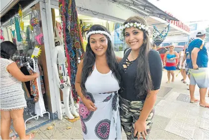  ?? MARIO QUINTEROS ?? Hermanas. Agostina y Sofía Ramos, de Córdoba, salieron a comprar ropa en Florianópo­lis.