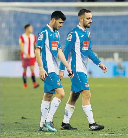  ?? FOTO: PEP MORATA ?? Aarón y Darder dejan el campo cariaconte­cidos Los jugadores blanquiazu­les no esperaban perder y la afición se echó encima