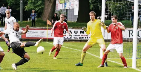  ?? FOTO: JÖRG KNAPPE ?? Der Brüggener Raed Bko (l.) kommt im Derby beim TSV Kaldenkirc­hen ziemlich frei zum Schuss. Kaldenkirc­hens Yannik Gurrath (r.) und Torhüter Bernd Siegersma können nur zuschauen, ein Tor fällt aber nicht.