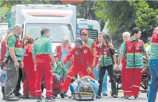  ?? DIEGO DÍAZ ?? El lado positivo de la aplicación colectiva de las emociones en casos como el trabajo de los bomberos: se los percibe como personas a imitar en su actitud.