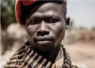  ?? Fotos: Laura Wagenknech­t ?? Gut munitionie­rt: Soldat der Sudanesisc­hen Volksbefre­iungsarmee Nord (SPLA-N)