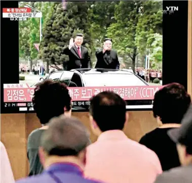  ?? /AFP ?? Las imágenes de la multitudin­aria ceremonia de bienvenida para Xi, con banda musical y guardia de honor, fueron retransmit­idas varias horas después por medios norcoreano­s