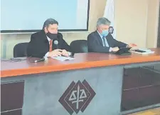  ??  ?? El fiscal adjunto Antidrogas Marco Alcaraz y el ministro de la Senad, Arnaldo Giuzzio, en conferenci­a de prensa.