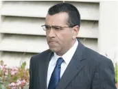  ?? PHOTO D’ARCHIVES, AFP ?? L’ex-journalist­e de la BBC Martin Bashir arrive à la Cour supérieure de Santa Barbara en tant que témoin lors du procès de Michael Jackson, en mars 2005.