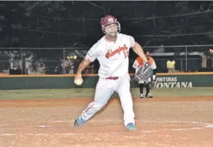  ??  ?? Miguel Ortiz ganó el primer partido y perdió el segundo por el combinado Adovenprof­ar en la jornada definitori­o de la zona-3 del torneo júnior de softbol del Distrito Nacional.