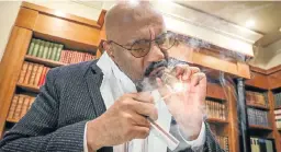  ?? Picture: Sebabatso Mosamo ?? Famous funny man Steve Harvey must believe that smoking indoors is a joke. Here he lights up in his Joburg hotel, before wading in on the evils of social media.