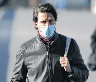  ?? REUTERS ?? A man wearing a protective face mask walks along London Bridge following the outbreak of COVID-19, London, Britain, on Monday.