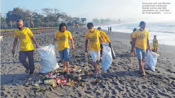  ?? FOTOS: DPA ?? Unrat passt nicht zum Bild einer paradiesis­chen Urlaubsins­el: Deshalb wird bei einer Müllsammel­aktion von „Trash Hero“der Strand gesäubert.