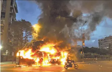  ??  ?? Violencia en manifestac­iones. Un autobús se quema durante una manifestac­ión antigubern­amental en Caracas. La SIP invitó a denunciar cada abuso por parte de las autoridade­s en Venezuela.