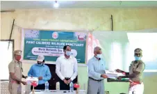  ??  ?? Forest Department officials and members of Biodiversi­ty Conservati­on Foundation distribute field books on Indian birds to foresters in Nagapattin­am