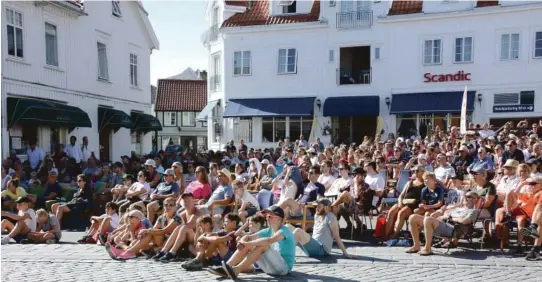  ??  ?? TETT AV PUBLIKUM: Folk strømmet til Torvet for å følge VM-finalen på storskjerm søndag.