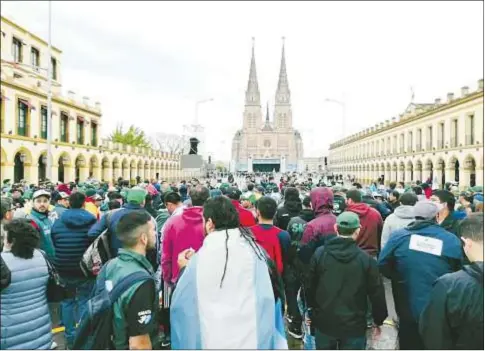  ?? Confederac­ión de Trabajador­es de la Economía Popular Pan, paz y trabajo ?? Encuentro organizado por el Frente Sindical, en el exterior del santuario mariano de Luján