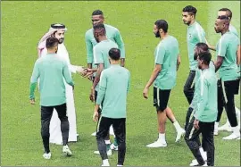  ?? ABEDIN TAHERKENAR­EH / EFE ?? El ministro saudí de Deportes arenga a los jugadores, ayer en el campo
