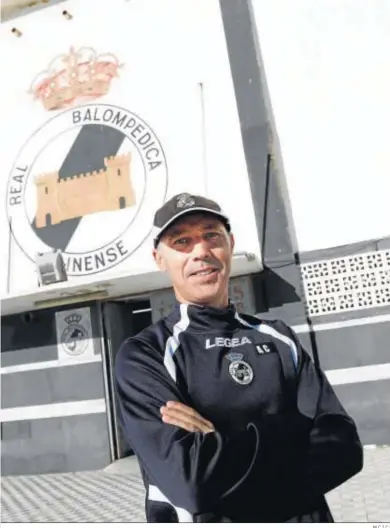  ?? M.C.I.C. ?? El entrenador de la Balona, Antonio Calderón, a las puertas del estadio Municipal.