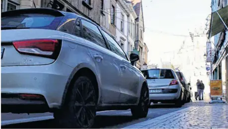  ??  ?? Rue Carnot, entre autres, les véhicules ne sont pas toujours ceux de clients potentiels des commerces mais plutôt ceux de commerçant­s eux-mêmes. Parfois, certains stationnen­t du matin au soir au même endroit.