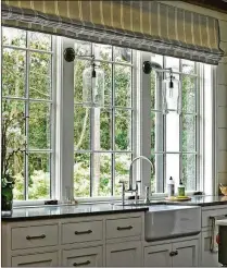  ?? COURTESY OF CHRISTOPHE­R OQUENDO ?? Keep window treatments minimal such as the Roman shades in this Buckhead home’s kitchen.