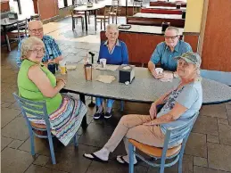  ?? [PHOTO BY BUD ELDER] ?? In front, Pam Moody and Beth Willhite, and in back, Bill Moody, A.M. Nowlin and Dean Hoel discuss current events and more over coffee.