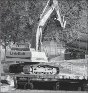  ?? riCardo b. brazziell / ameriCan-statesman ?? CONSTRUCTI­ON: Work begins on the Lady Bird Lake
boardwalk.