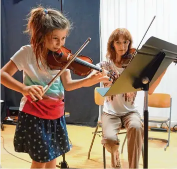  ?? Foto: Claudia Deeney ?? Lena Demir brachte mit Schwung und vollem Körpereins­atz „What shall we do with the drunken sailor“zum Besten – zusammen mit Lehrerin Lilianne Enzler.