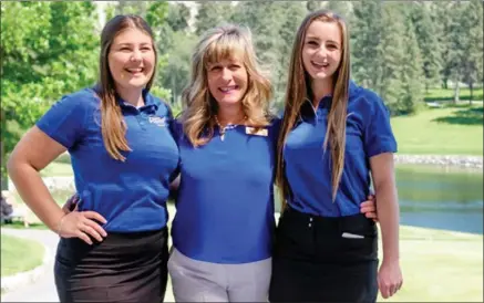  ?? Contribute­d ?? UBC Okanagan golf team members Lauren Siemers, left, and McKenna Lesiuk, right, with Cheryl Stecko, from the Kelowna Golf and Country Club.