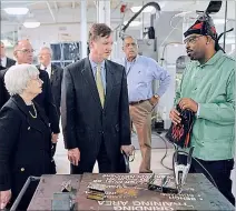  ?? GETTY IMAGES ?? Feria. Janet Yellen y Charles Evans atienden a universita­rio de Chicago.