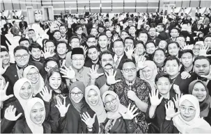  ?? — Gambar Bernama ?? WAJAH CERIA: Ibrahim (tengah) bergambar dengan sebahagian peserta-peserta Persidanga­n Kepimpinan Mahasiswa Nasional (PEMANAS) 5.0 2017 di Pusat Dagangan Dunia Putra di Kuala Lumpur, semalam.