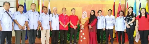  ??  ?? Suparidah (eighth left) and her staff member Noraini Mahie (sixth right) join Wilfred (sixth left) and his delegates in a group photo at Kota Kinabalu Children’s Shelter.