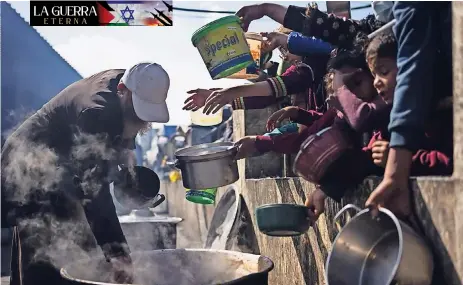  ?? ?? Palestinos hacen cola para recibir una comida gratis en Rafah, Franja de Gaza, el viernes 2 de febrero de 2019. 16 de diciembre de 2024