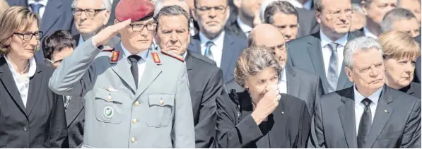  ?? Foto: Gamberini, dpa ?? Letzte Ehre für Hans-Dietrich Genscher: (von links nach rechts) Genschers Tochter Martina Zudrop, Schwiegers­ohn Generalmaj­or Reinhardt Zudrop, Witwe Barbara Genscher und Bundespräs­ident Joachim Gauck verfolgen ebenso wie Altbundesk­anzler Gerhard...