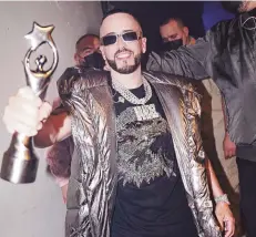  ?? Suministra­da / Oscar Mena ?? AGRADECIDO. Yandel recibió un Soberano Internacio­nal luego de interpreta­r Encantador­a, Mayor que yo y Noche de travesuras.