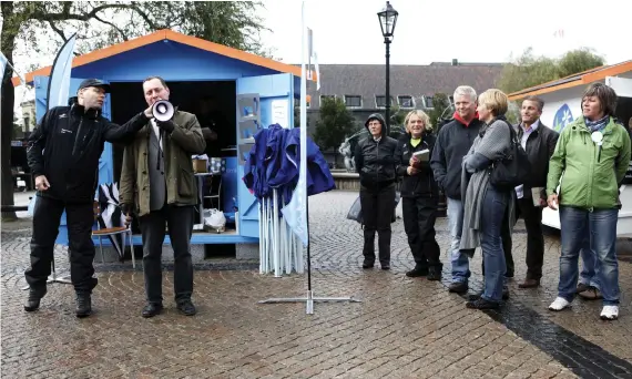  ?? Bild: ROGER LARSSON/ARKIV ?? DET VAR DÅ. Valrörelse­n nästa år riskerar att störas av ljusskygga och extrema nättroll. Bilden är från valstugorn­a på Stora torg i Halmstad 2010.