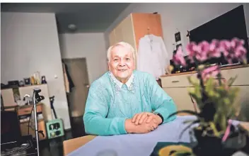  ?? RP-FOTO: ANDREAS BRETZ ?? Renate Lich in ihrer Wohnung im Hubertusst­ift der Caritas. Die Seniorin ist froh, dass sie – anders als im Frühjahr – regelmäßig Besucher empfangen darf.