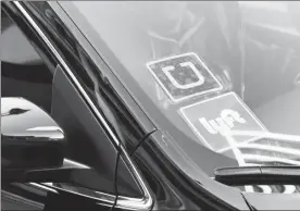  ??  ?? La operación de Uber y Cabify es considerad­a una competenci­a desleal por parte de taxistas, que argumentan que no pagan impuestos ■ Foto Ap