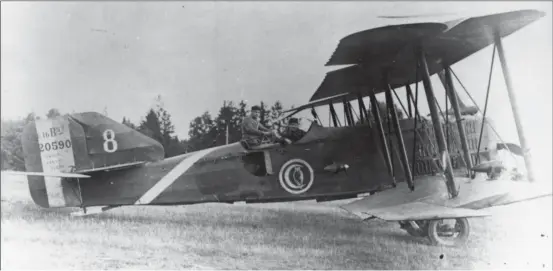  ?? MAE ?? Au sein de la Br 118, les Br 16 Bn2 remplacère­nt les bimoteurs Farman 50. Noter, sur la droite, l’ouverture dans le fuselage, protégée par un coupe-vent, permettant au mitrailleu­rbombardie­r d’assurer navigation et visée.