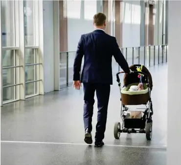  ?? Foto: imago/photothek ?? Über 80 Prozent der Väter mit Kindern unter drei Jahren arbeiten Vollzeit. Von den Müttern zehn Prozent.
