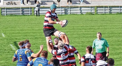  ?? ?? 6Teignmout­h’s Pete Bilham wins a line-out in his side’s win at Truro as referee Andy Coles looks on
Conrad Sutcliffe