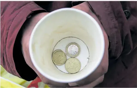  ?? FOTO: MARTIN GERTEN/DPA ?? Wer hat ein paar – oder viele – Euro übrig? Püttlingen pfeift, finanziell gesehen, aus dem letzten Loch.