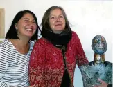  ?? FOTO: JULIANE DÖBEL ?? Judith Unfug-leinhos (links) und Beate Weston-weidemann beim Aufbau der Ausstellun­g mit einer Skulptur von Marion Walter.