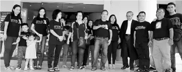  ??  ?? (From fourth right) Majen with Hasyikin and her family members, relatives and friends having a photo-call after the hearing.